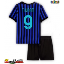 Camisa de Futebol Inter Milan Marcus Thuram #9 Equipamento Principal Infantil 2025-26 Manga Curta (+ Calças curtas)